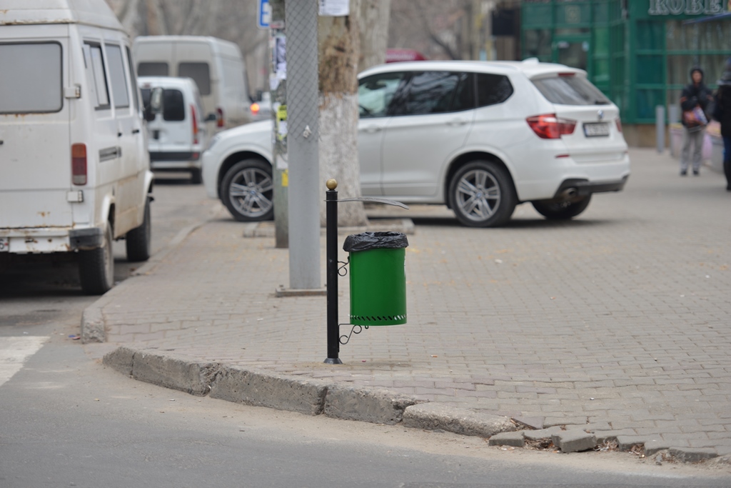 Pe străzile Chișinăului au fost instalate urne noi