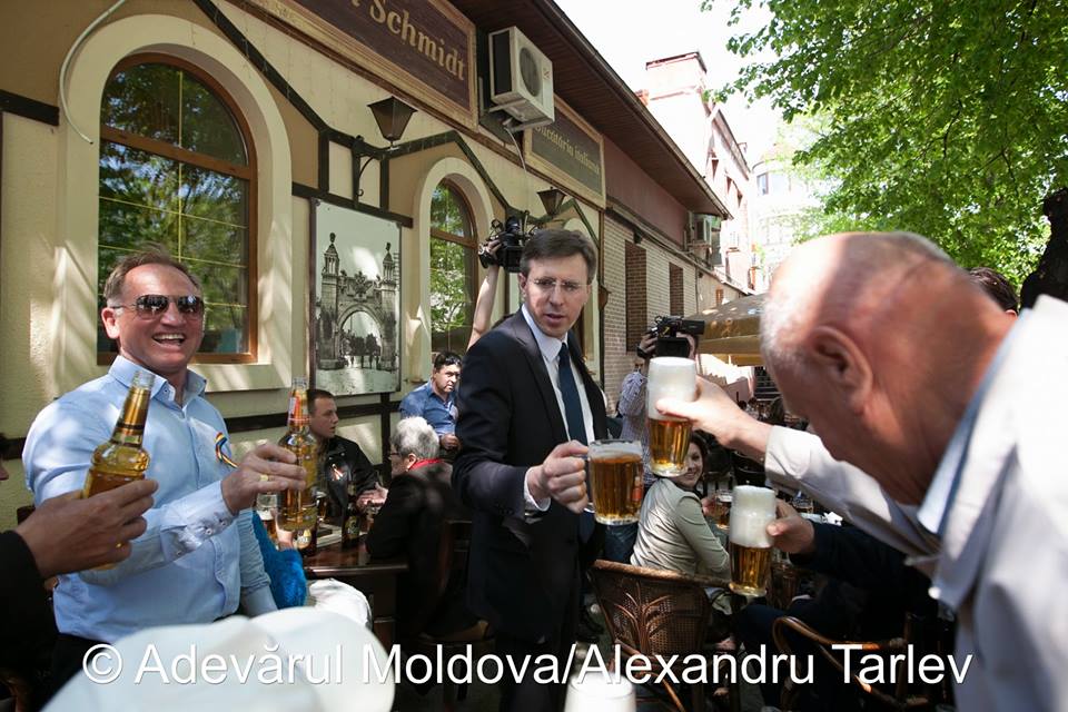 Dorin Chirtoacă la o bere pe strada pietonală