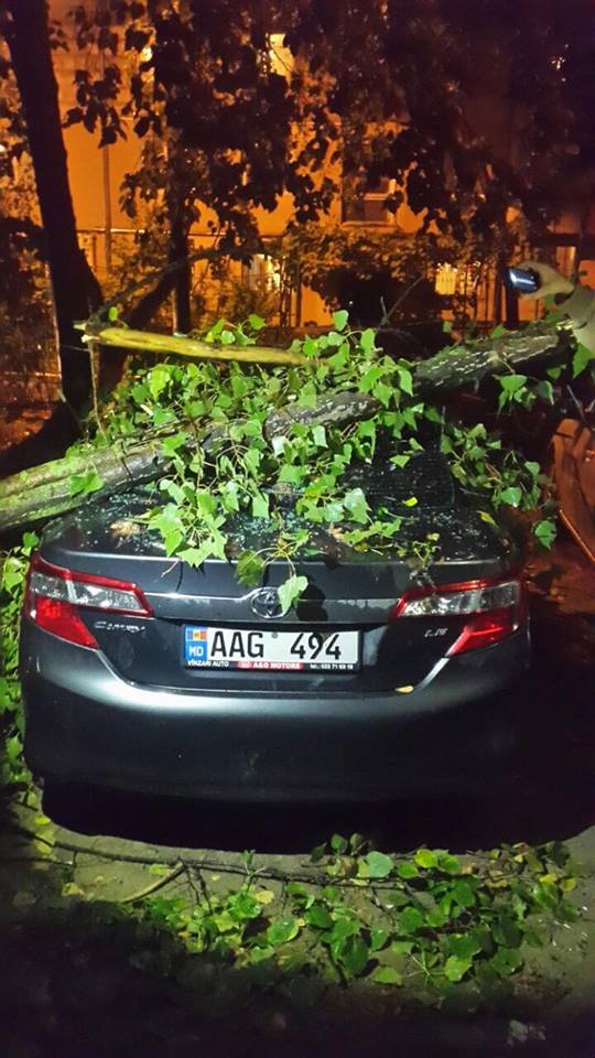 Ploaia de ieri i-a adus o „supriză” neplăcută interpretului Sandu Manciu