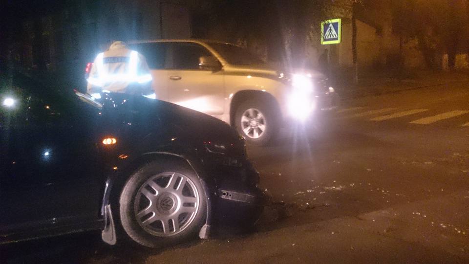 Un microbuz s-a rasturnat după ce s-a lovit cu un automobil