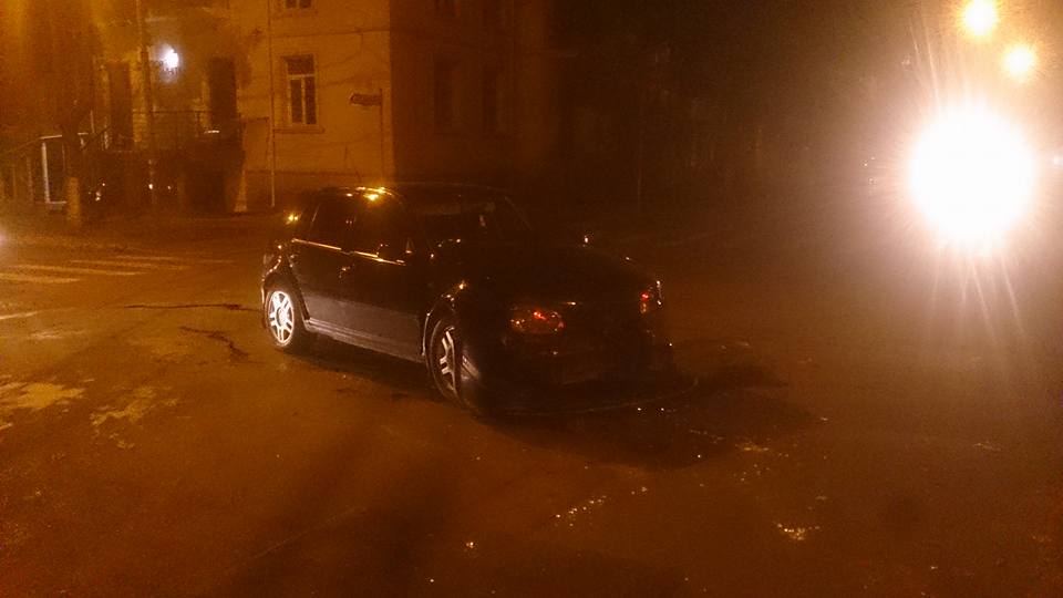 Un microbuz s-a rasturnat după ce s-a lovit cu un automobil
