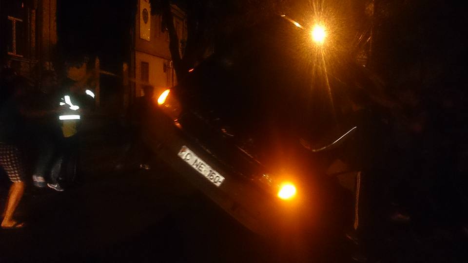 Un microbuz s-a rasturnat după ce s-a lovit cu un automobil