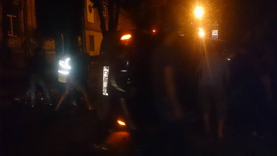 Un microbuz s-a rasturnat după ce s-a lovit cu un automobil