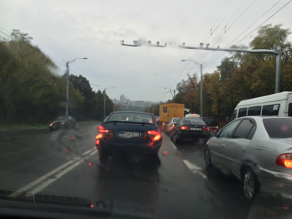 Din nou ambuteiaje în Chișinău. Se circulă bară la bară pe Alecu Russo