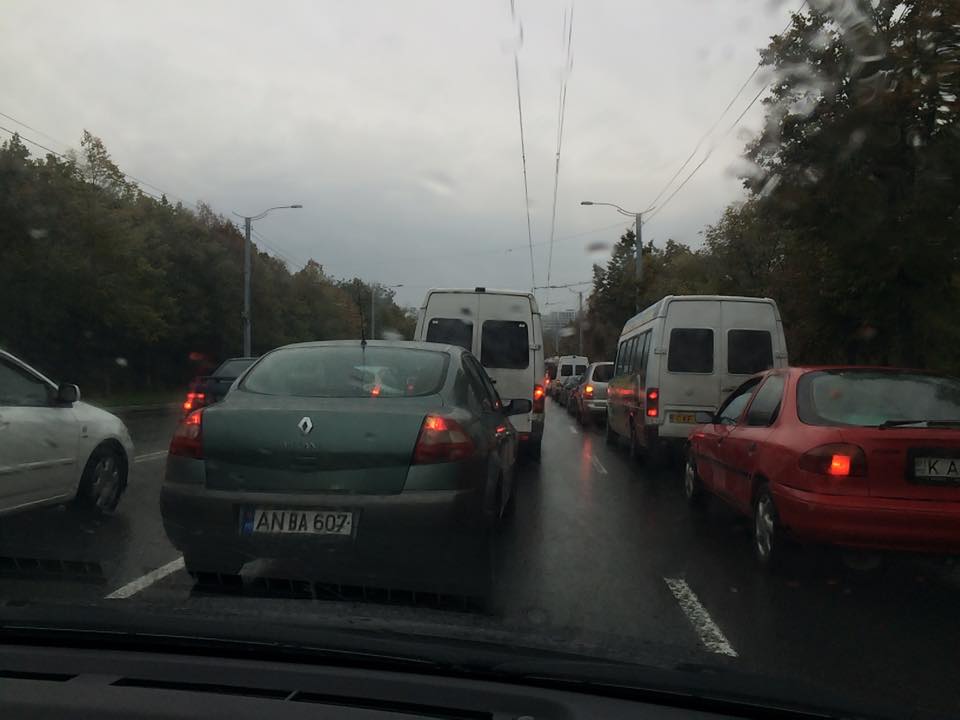 Din nou ambuteiaje în Chișinău. Se circulă bară la bară pe Alecu Russo
