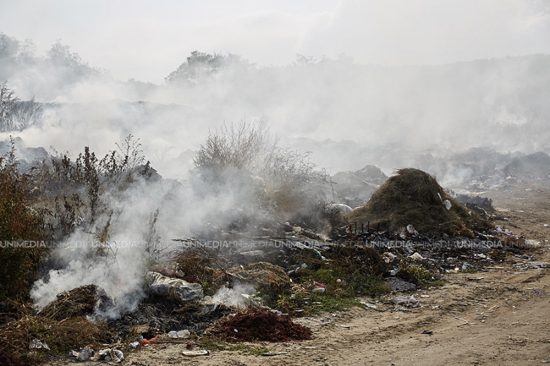 Dezastru ecologic la Cojușna. De patru zile gunoiștea din sat fumegă în continuu
