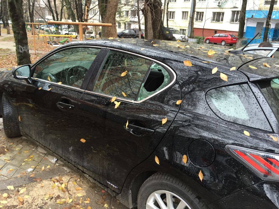 Noaptea trecută la Botanica au fost sparte 30 de maşini