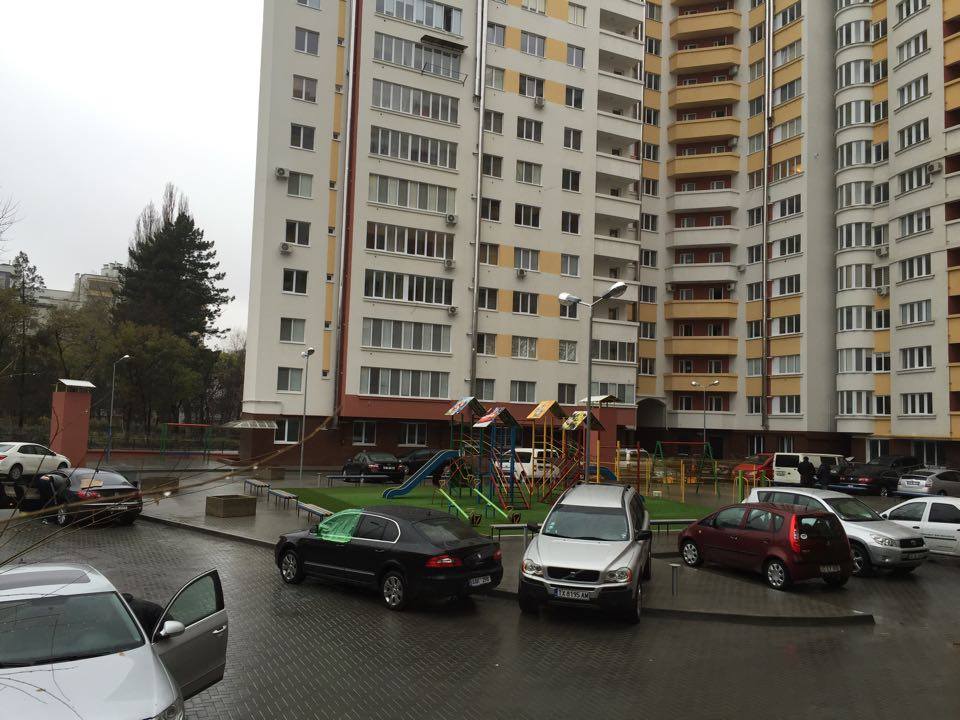 Noaptea trecută la Botanica au fost sparte 30 de maşini