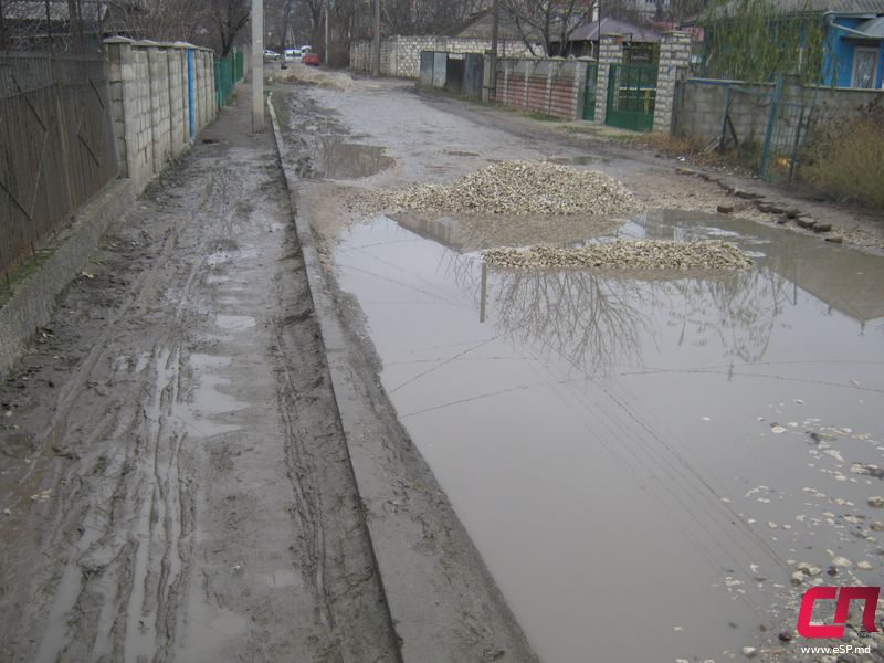 Cum sunt reparate drumurile la Bălți: Pietriș pus direct în apă și noroi