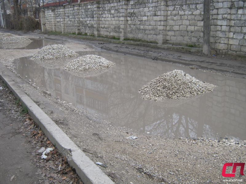 Cum sunt reparate drumurile la Bălți: Pietriș pus direct în apă și noroi
