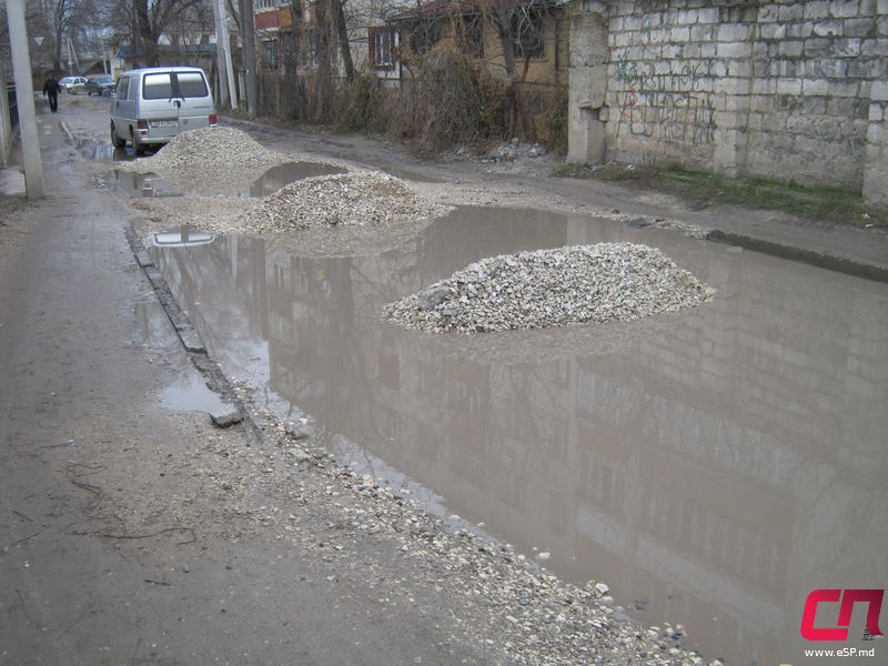 Cum sunt reparate drumurile la Bălți: Pietriș pus direct în apă și noroi