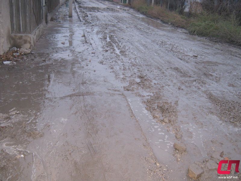 Cum sunt reparate drumurile la Bălți: Pietriș pus direct în apă și noroi