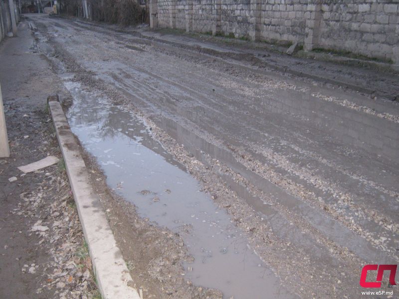 Cum sunt reparate drumurile la Bălți: Pietriș pus direct în apă și noroi