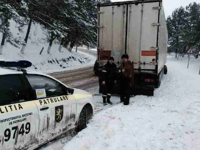 Inspectorii de patrulare au împins mașinile blocate în zăpadă și au împărțit ceai
