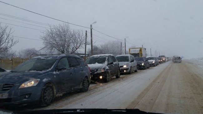Circulație dificilă pe mai multe trasee din țară. Vremea le dă bătăi de cap șoferilor
