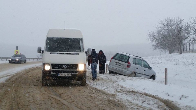 Circulație dificilă pe mai multe trasee din țară. Vremea le dă bătăi de cap șoferilor