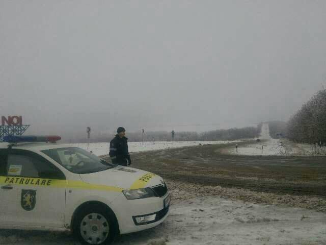 Inspectorii de patrulare au împins mașinile blocate în zăpadă și au împărțit ceai