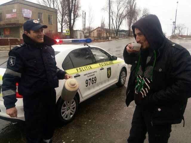 Inspectorii de patrulare au împins mașinile blocate în zăpadă și au împărțit ceai