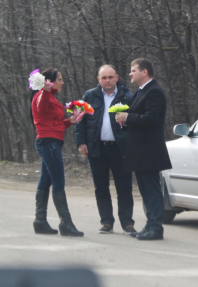 Comercializarea ghioceilor pe marginea drumului, soldată cu demiterea unui oficial