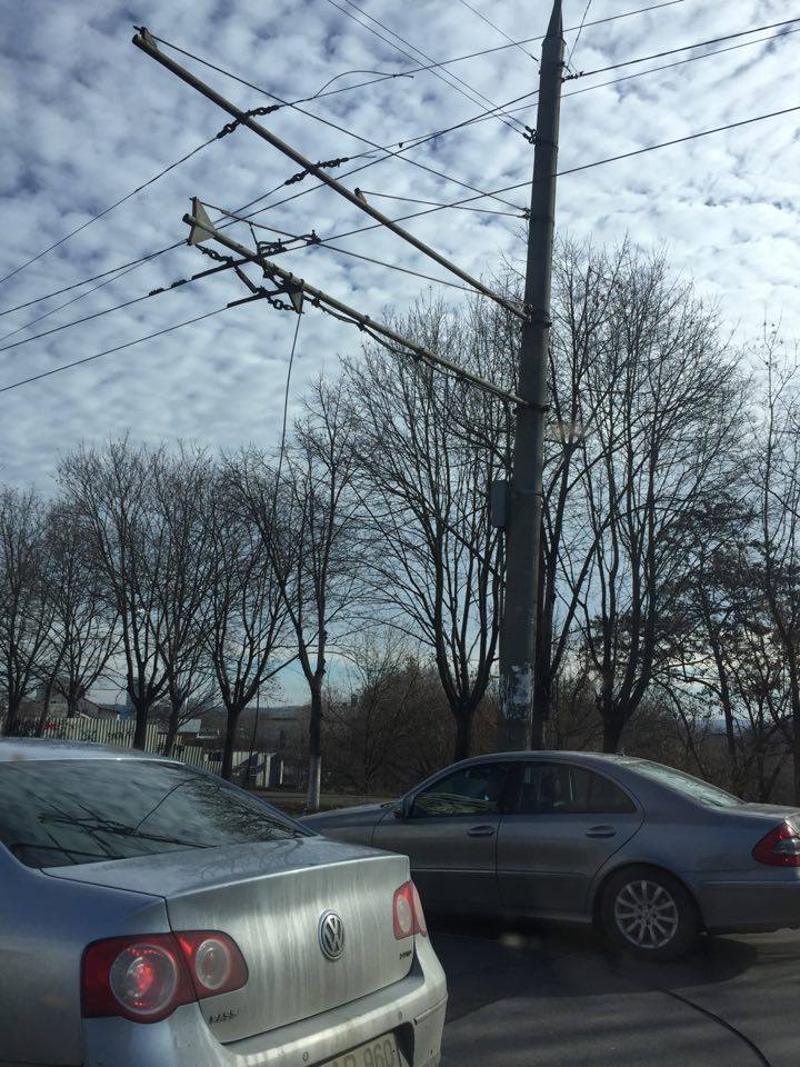 Ambuteiaje pe viaduct din cauza unui fir electric ce atârnă pe stradă