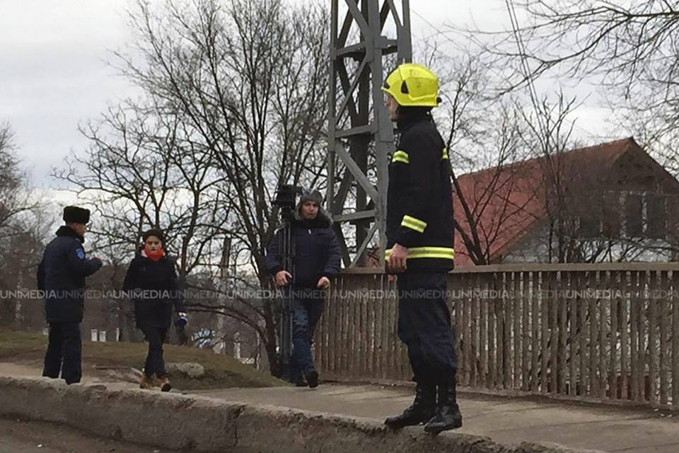 S-a urcat iar pe pe un panou publicitar și spune că se aruncă în gol