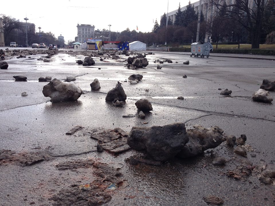 Capitala acoperită de „calote” de noroi
