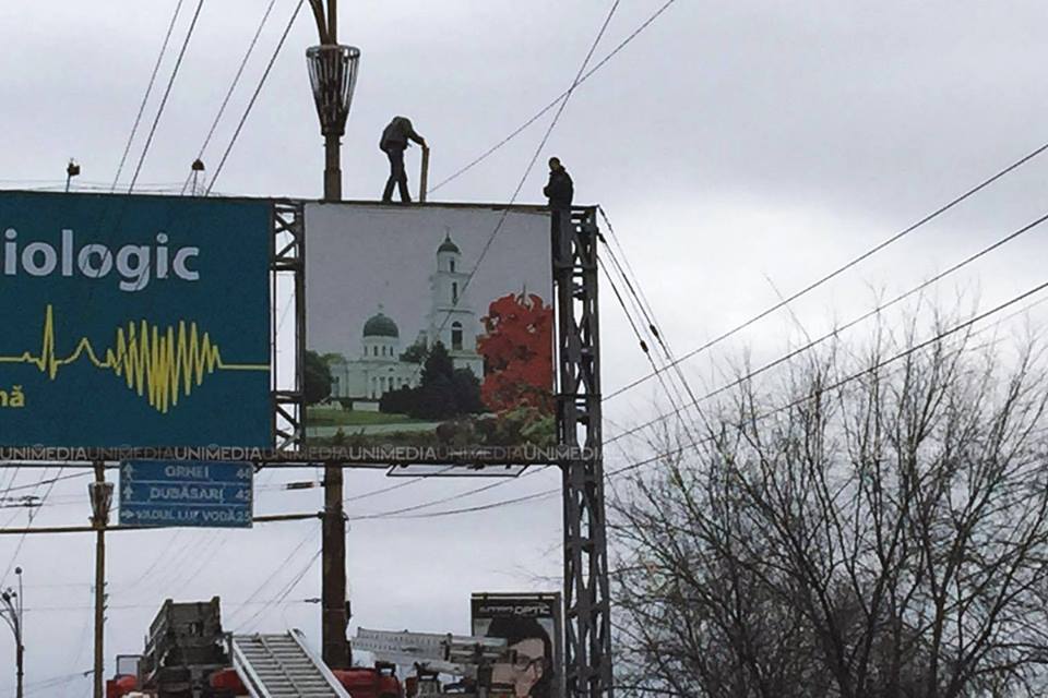 S-a urcat iar pe pe un panou publicitar și spune că se aruncă în gol