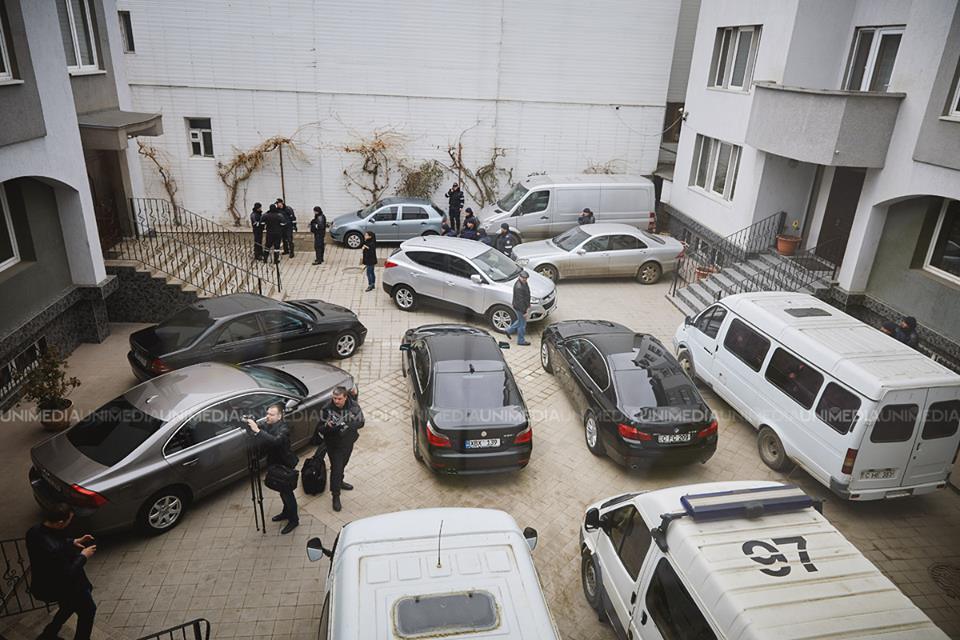 Bijuteriile pe patru roți din curtea CSM. Doar BMW-uri și un Mercedes-Benz S-class W220