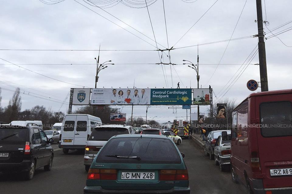 S-a urcat iar pe pe un panou publicitar și spune că se aruncă în gol