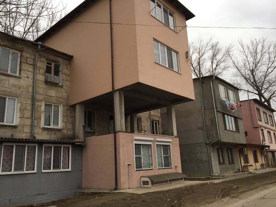 Blocurile din Capitală sunt „îmbogățite” cu noi anexe
