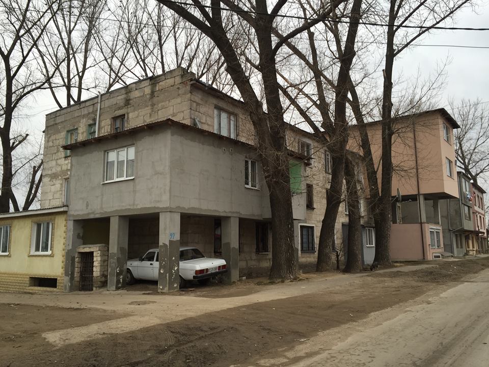 Blocurile din Capitală sunt „îmbogățite” cu noi anexe