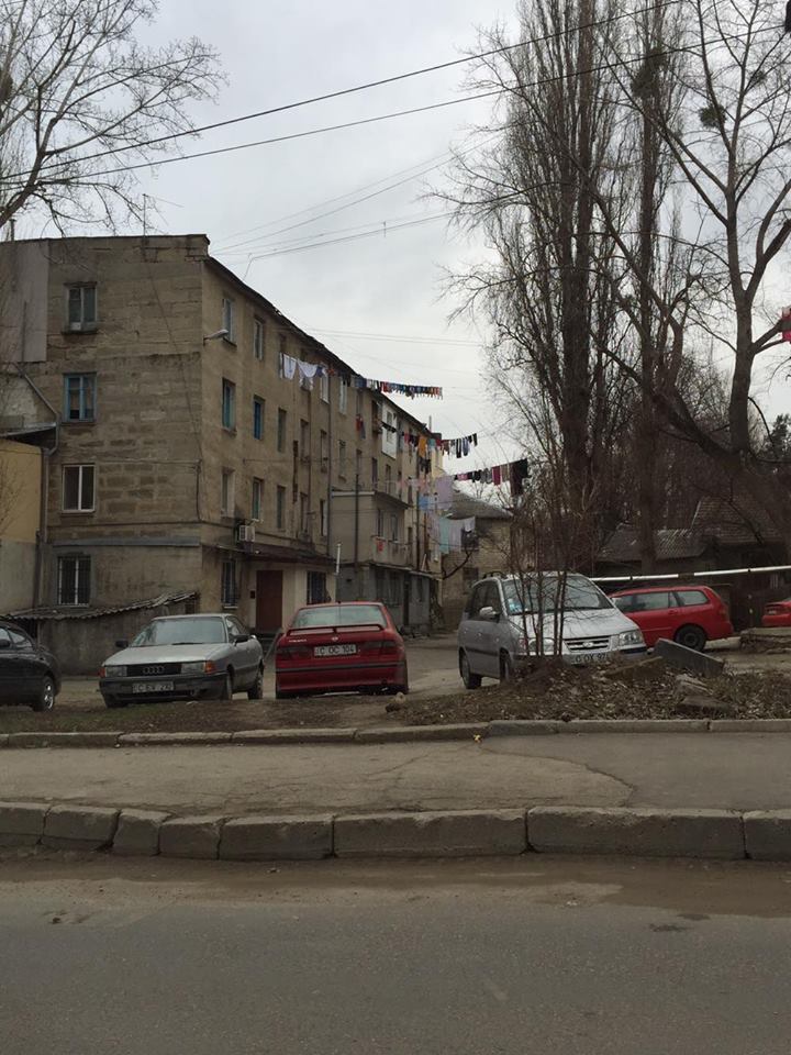 Priveliște din capitală: Haine la uscat pe o sfoară legată de copac