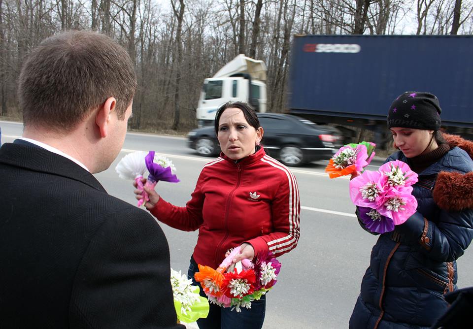 Comercializarea ghioceilor pe marginea drumului, soldată cu demiterea unui oficial