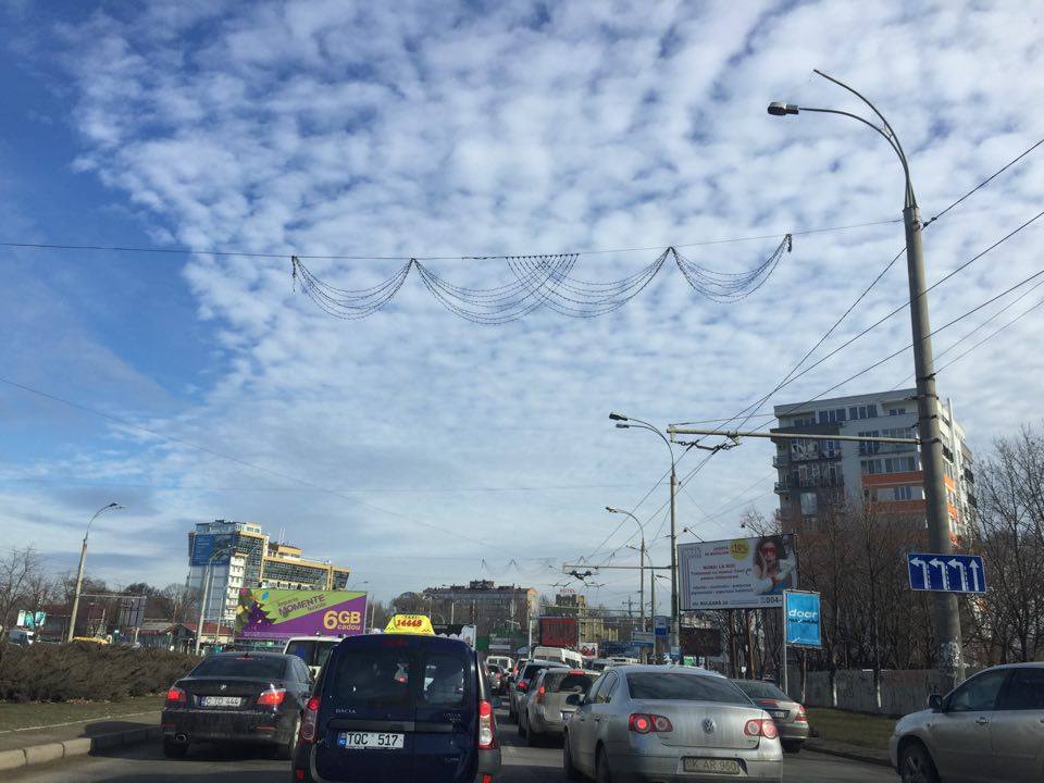 Ambuteiaje pe viaduct din cauza unui fir electric ce atârnă pe stradă