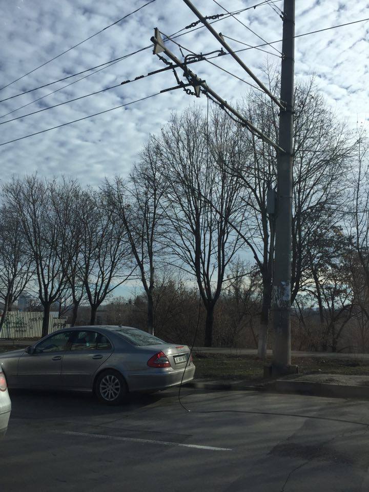 Ambuteiaje pe viaduct din cauza unui fir electric ce atârnă pe stradă