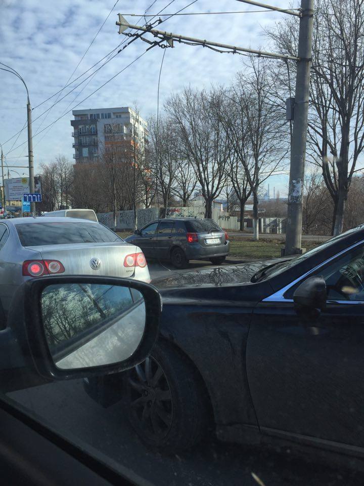 Ambuteiaje pe viaduct din cauza unui fir electric ce atârnă pe stradă