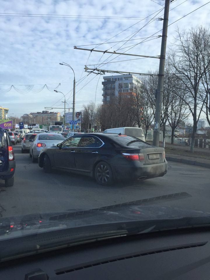Ambuteiaje pe viaduct din cauza unui fir electric ce atârnă pe stradă