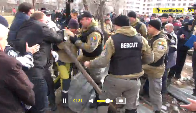 Scandal și îmbrânceli pe un șantier din capitală