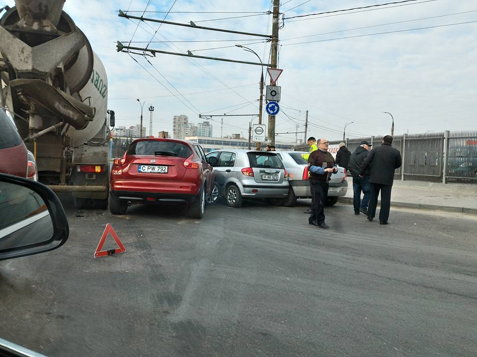 Carambol pe o stradă din Chișinău. Patru mașini sunt avariate
