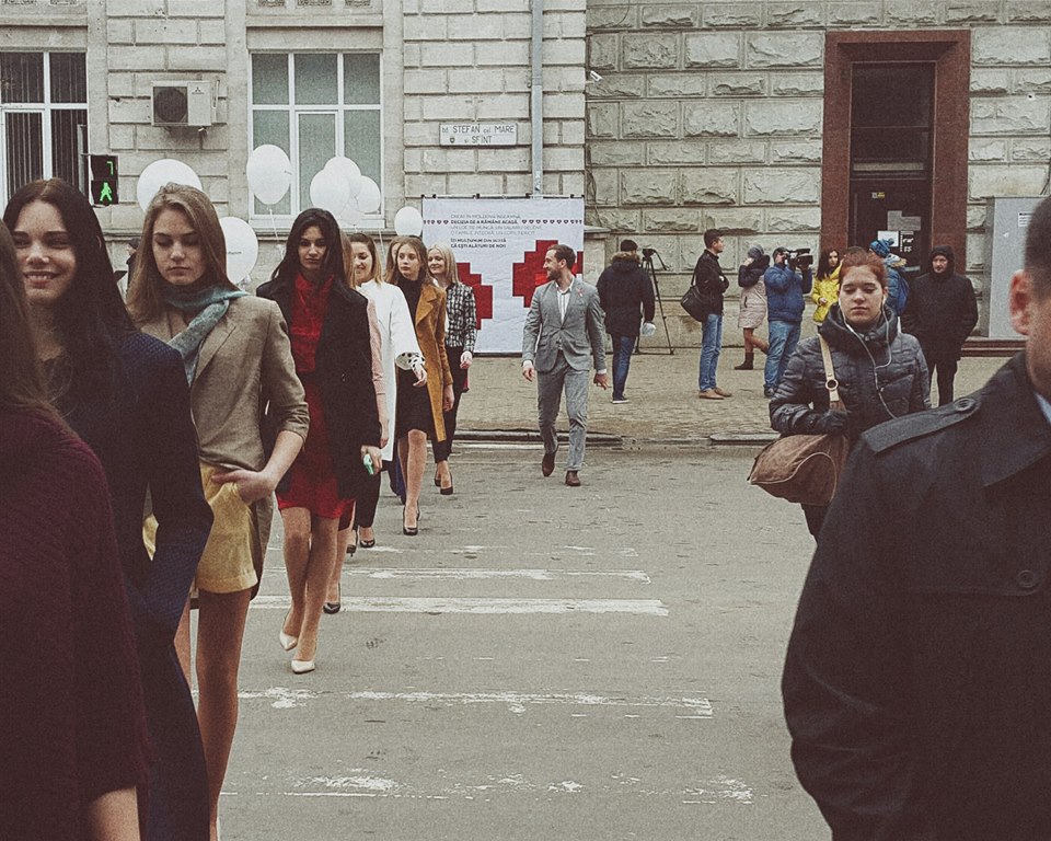 „Petrecere pe trecere”. La Chișinău a fost organizată o defilare de modă în plină stradă