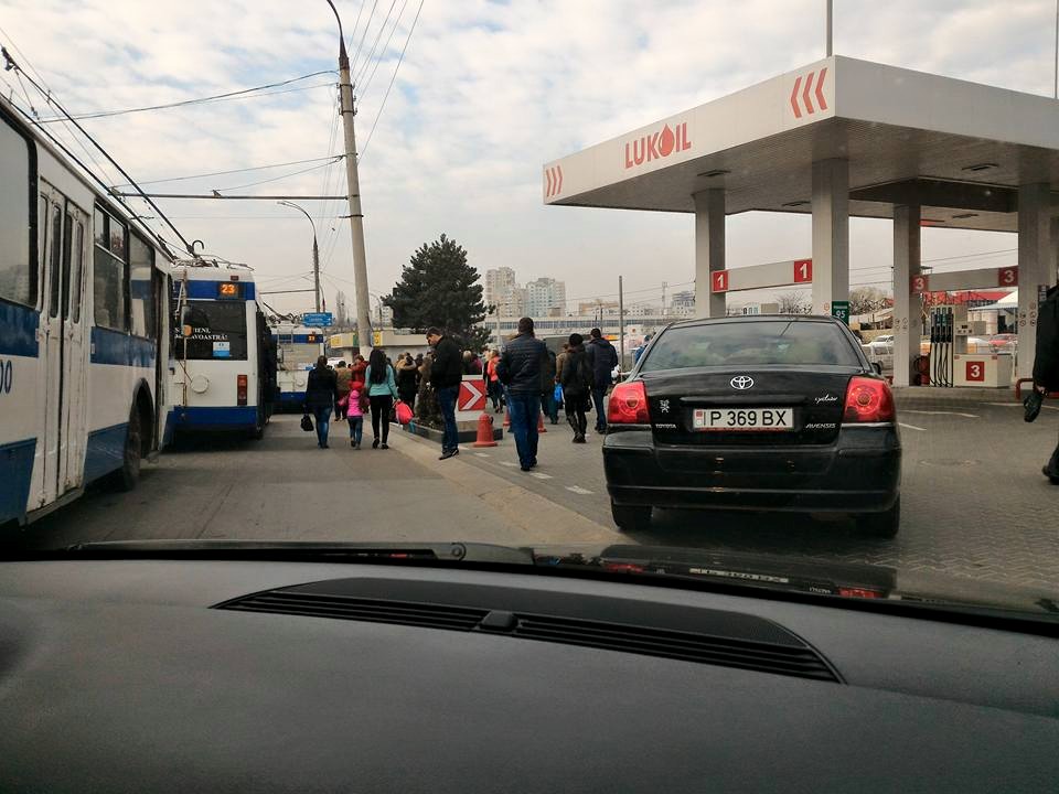 Carambol pe o stradă din Chișinău. Patru mașini sunt avariate