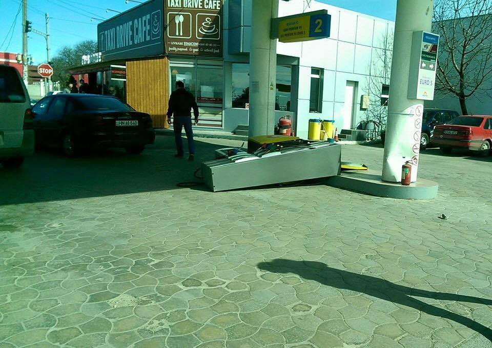 Graba unui șofer a dărâmat pompa de alimentare a unei stații peco