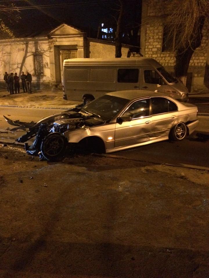 Accident în capitală. O mașină a fost făcută zob pe strada Serghe Lazo