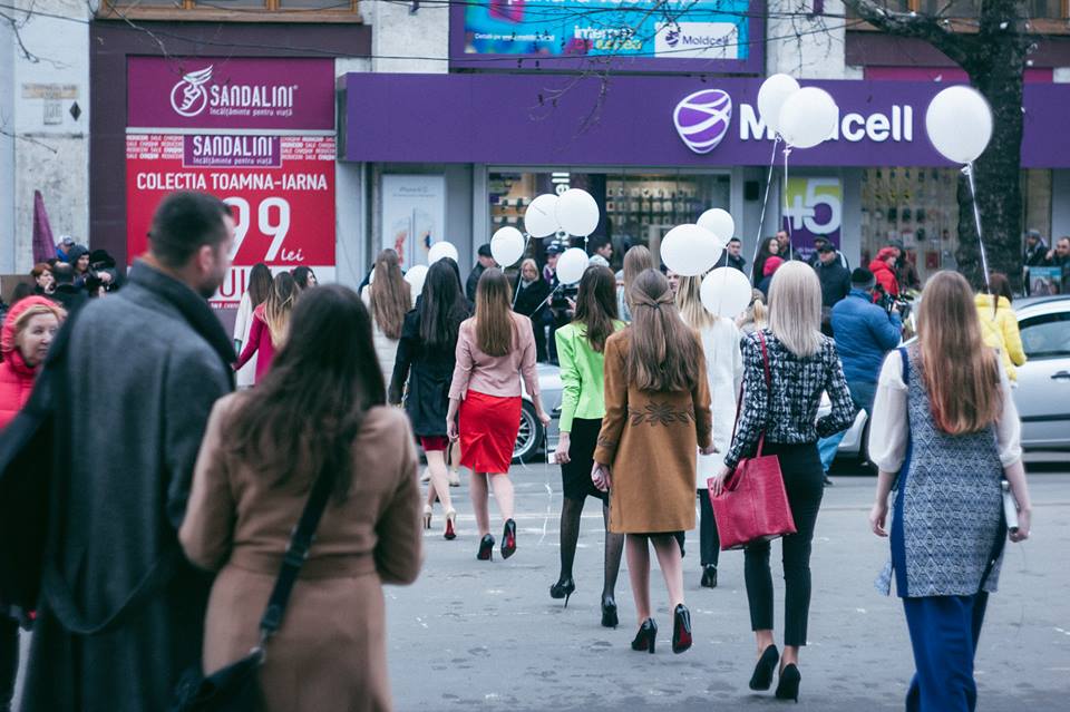„Petrecere pe trecere”. La Chișinău a fost organizată o defilare de modă în plină stradă