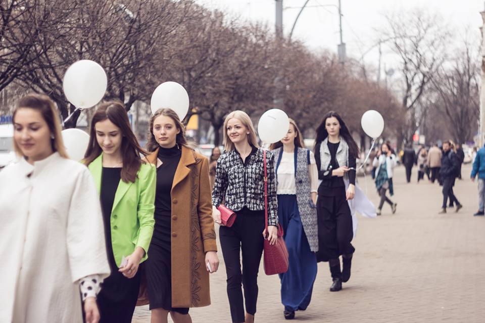 „Petrecere pe trecere”. La Chișinău a fost organizată o defilare de modă în plină stradă