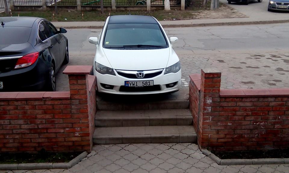 Un șofer din Capitală și-a parcat mașina blocând accesul pietonilor la scări