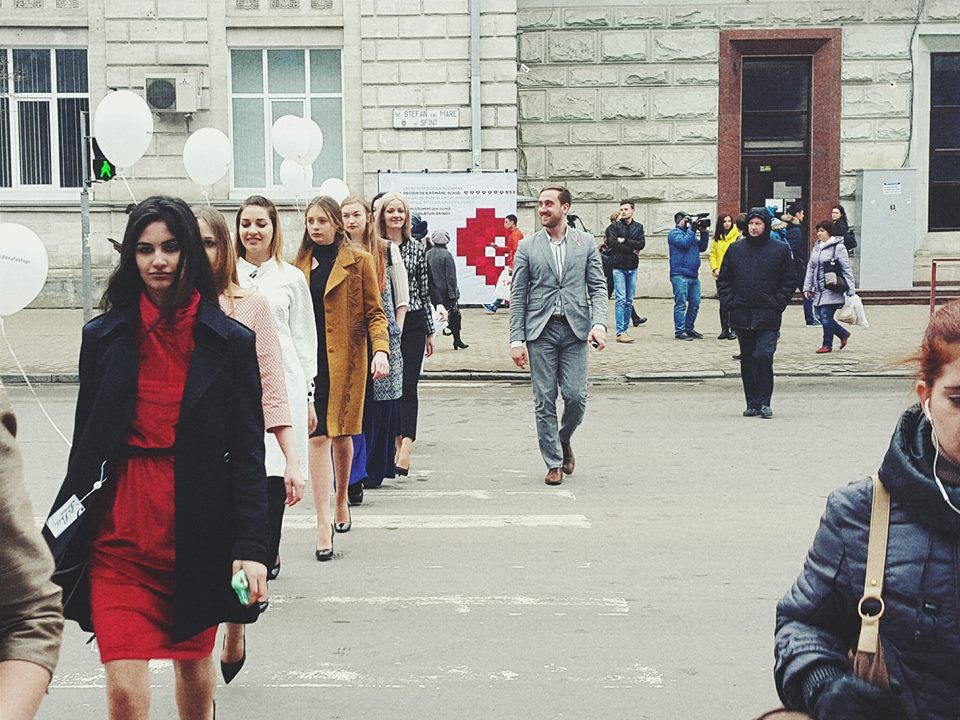 „Petrecere pe trecere”. La Chișinău a fost organizată o defilare de modă în plină stradă