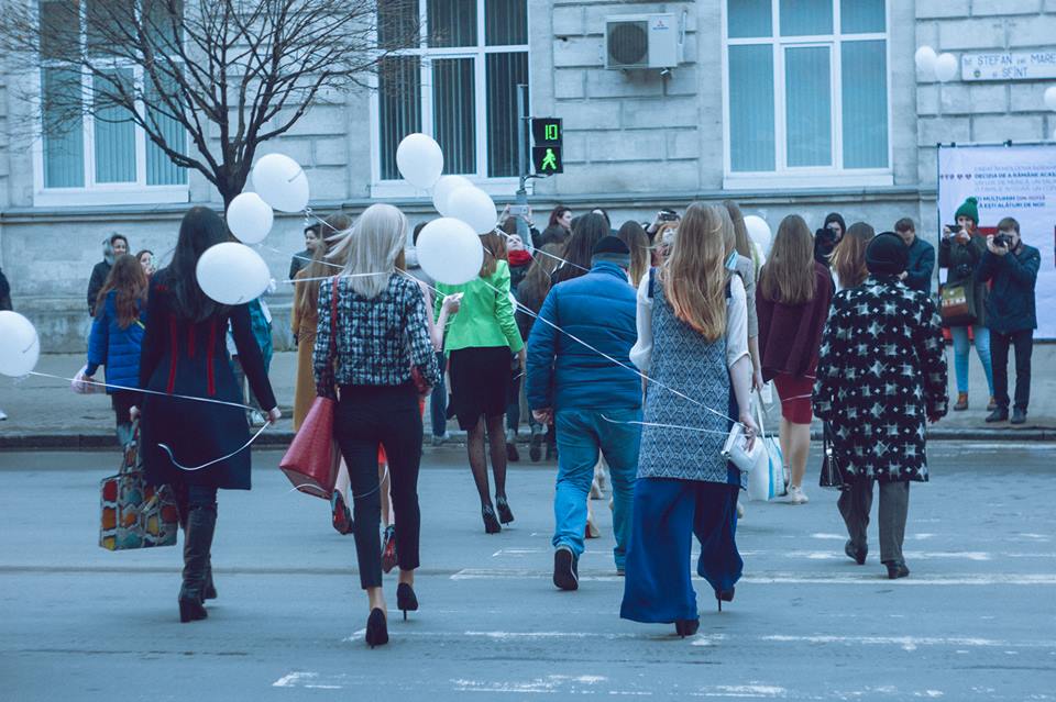 „Petrecere pe trecere”. La Chișinău a fost organizată o defilare de modă în plină stradă