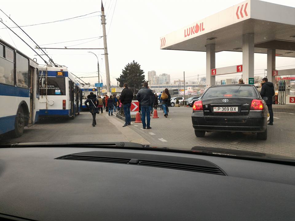 Carambol pe o stradă din Chișinău. Patru mașini sunt avariate