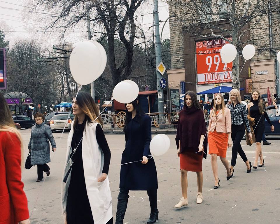 „Petrecere pe trecere”. La Chișinău a fost organizată o defilare de modă în plină stradă